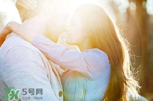 男人接吻時在想什么？男人接吻為什么伸舌頭