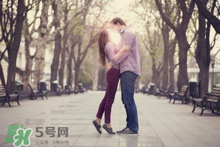 男人接吻時在想什么？男人接吻為什么伸舌頭
