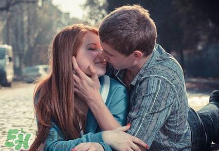 女人第一次到底有多痛？女人第一次性生活流血多久