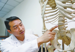 骨質(zhì)疏松會出現(xiàn)背痛嗎？骨質(zhì)疏松會引起后背疼嗎？