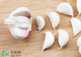大蒜爛了一點(diǎn)還能吃嗎？大蒜爛根是怎么回事？