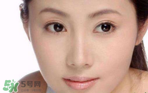 鼻子上擠出來的白色東西是什么？鼻子上的白色顆粒是什么？