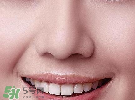 鼻子上擠出來的白色東西是什么？鼻子上的白色顆粒是什么？