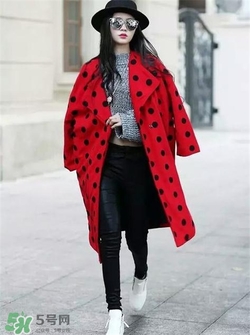 紅色衣服配什么顏色褲子？紅色衣服配什么褲子好看？