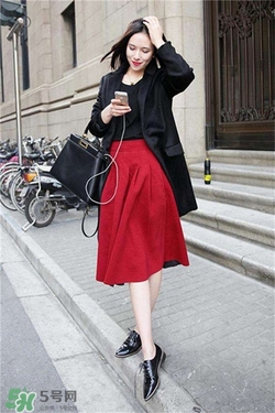 紅色衣服配什么顏色鞋子？紅色衣服配什么鞋子好看？