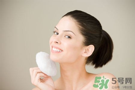 皮膚過敏能洗冷水澡嗎？過敏用冷水還是熱水洗澡？