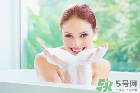皮膚過敏能洗冷水澡嗎？過敏用冷水還是熱水洗澡？