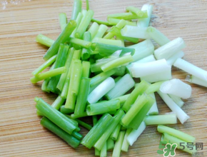 薺菜和蔥能一起吃嗎？薺菜餃子可以放蔥嗎？
