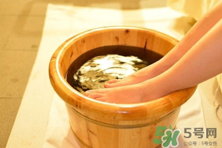 艾草泡腳治宮寒嗎？艾草泡腳對宮寒有用嗎？