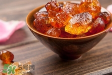 桃膠可以治療糖尿病嗎？桃膠能治什么?。?></p><h3>桃膠能治什么病</h3><p>1、治瘡疹黑黡、發(fā)搐危困：桃膠煎湯飲之。一方水熬成膏，溫酒調(diào)下，無時。</p><p>2、治糖尿?。禾夷z，用微溫水洗凈，放在小鍋內(nèi)煮食，隨意加些調(diào)味鹽類亦可。</p><p>3、治石淋作痛：桃木膠如棗大，夏以冷水三合，冬以湯三合和服，日三服，當(dāng)下石，石盡即止。</p><p>4、治血淋：石膏、木通、桃膠（炒作末）參半兩。上為細末。每服二錢，水一盞，煎至七分，通口服，食前。</p><p style=