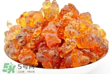 桃膠可以治療糖尿病嗎？桃膠能治什么?。?></p><p>5、治產(chǎn)后下痢赤白，里急后重疞痛：桃膠（焙干）、沉香、蒲黃（炒）各等分。為末。每服二錢，食前米飲下。</p><p>6、治虛熱作渴：桃膠如彈丸大，含之咽津。</p><p>7、治療胃痛、胃炎：取比黃豆粒大一點的桃膠清水洗凈，咀嚼碎碎的，溫開水送服，早晚各一次，堅持服用三十天，胃炎不再犯，吃任何涼東西胃不會再難受。</p><p style=