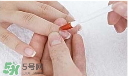 腳上的灰指甲怎么治療？腳上的灰指甲的治療方法
