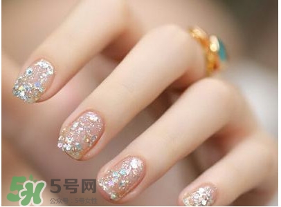 腳上的灰指甲怎么治療？腳上的灰指甲的治療方法