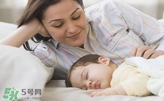 孩子為什么喜歡趴著睡覺？孩子為何老愛趴著睡