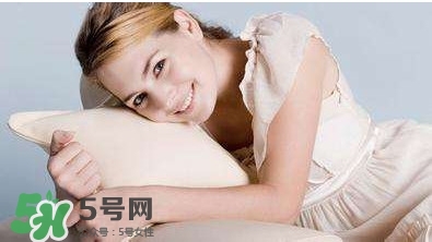 月經(jīng)量少顏色發(fā)黑是怎么回事？月經(jīng)量少怎么辦