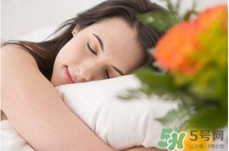 睡覺手腳發(fā)麻是怎么回事？睡覺手腳發(fā)麻是什么原因