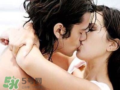 接吻時(shí)男生的手放哪里？接吻時(shí)男人的手摸哪里暴露性格