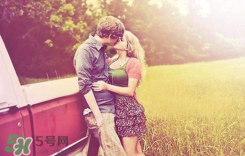 接吻時(shí)男生的手放哪里？接吻時(shí)男人的手摸哪里暴露性格