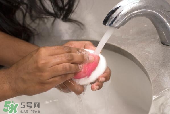 美妝蛋可以用香皂洗嗎？美妝蛋可以用肥皂洗嗎？