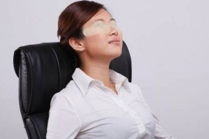 眼疲勞會(huì)引起哪些癥狀？眼疲勞會(huì)導(dǎo)致什么癥狀