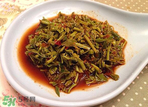 涼拌香椿要過水嗎？香椿涼拌前需要用開水焯一下嗎？