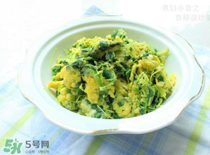香椿炒雞蛋不能和什么同吃？香椿炒雞蛋什么人不能吃？