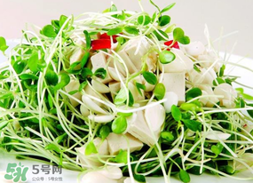 香椿拌豆腐怎么做好吃？香椿拌豆腐放什么油？