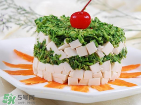 香椿拌豆腐怎么做好吃？香椿拌豆腐放什么油？