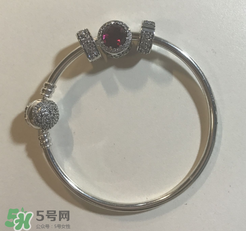 潘多拉美女與野獸手鏈?zhǔn)鞘裁床馁|(zhì)？pandora美女與野獸是銀的嗎？