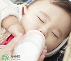 寶寶喝水喝奶要分開用奶瓶嗎？奶瓶喝水和喝奶要分開嗎？