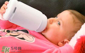寶寶喝水喝奶要分開用奶瓶嗎？奶瓶喝水和喝奶要分開嗎？