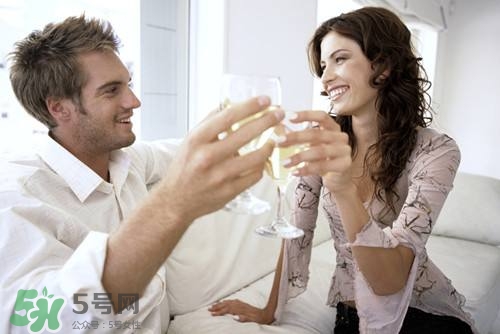 夫妻如何保持新鮮感？調(diào)情小技巧激發(fā)你的性欲