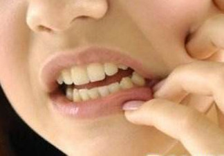 牙齒松動(dòng)怎么回事？牙齒松動(dòng)是什么原因呢