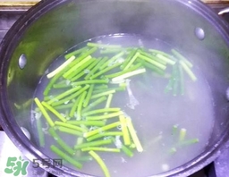 蒜苔用焯水嗎？蒜苔要不要焯水