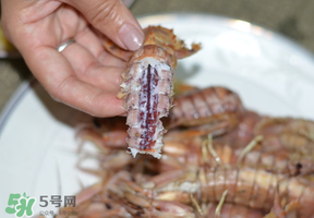 皮皮蝦中間硬的能吃嗎？皮皮蝦中間硬的是什么？