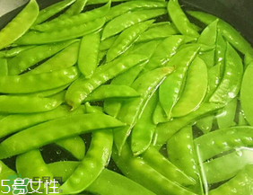 ?炒荷蘭豆要焯水嗎？荷蘭豆不焯水能吃嗎？