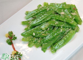 ?炒荷蘭豆要焯水嗎？荷蘭豆不焯水能吃嗎？