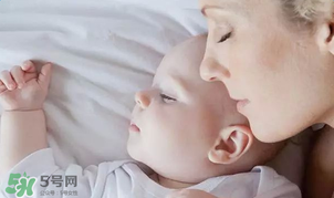 寶寶可以和爸爸媽媽一起睡嗎？寶寶出生后在哪睡覺(jué)好？