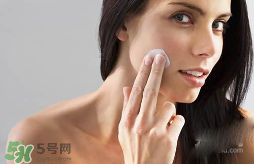 先用磨砂膏還是先用洗面奶？磨砂膏和洗面奶哪個(gè)先用？