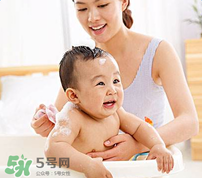寶寶流鼻涕了還能洗澡嗎？寶寶夏天感冒能不能洗澡？