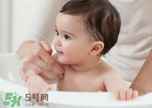 寶寶流鼻涕了還能洗澡嗎？寶寶夏天感冒能不能洗澡？