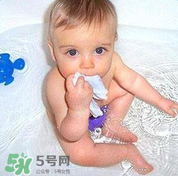 寶寶流鼻涕了還能洗澡嗎？寶寶夏天感冒能不能洗澡？