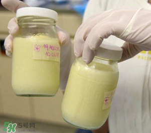我的奶水發(fā)黃是怎么回事？ 哺乳期奶水發(fā)黃還可以喂奶嗎？
