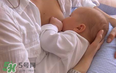 我的奶水發(fā)黃是怎么回事？ 哺乳期奶水發(fā)黃還可以喂奶嗎？