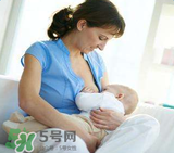 我的奶水發(fā)黃是怎么回事？ 哺乳期奶水發(fā)黃還可以喂奶嗎？