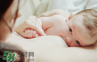 哺乳期奶水有血是什么原因？哺乳期奶水有血能喂奶嗎？