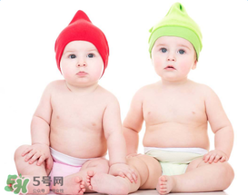 如何判斷新生兒已經(jīng)吃飽？新生兒吃飽了有什么表現(xiàn)？