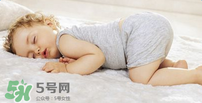 小孩開著燈睡覺好嗎？寶寶睡覺開著燈對身體有危害嗎？