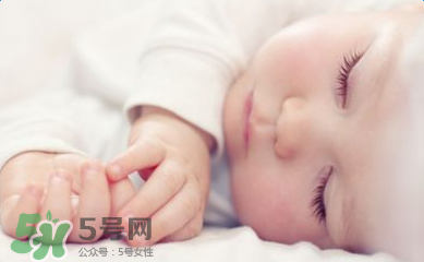 小孩開著燈睡覺好嗎？寶寶睡覺開著燈對身體有危害嗎？