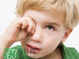 寶寶總是拿手揉眼睛是怎么了？寶寶眼睛癢怎么處理？